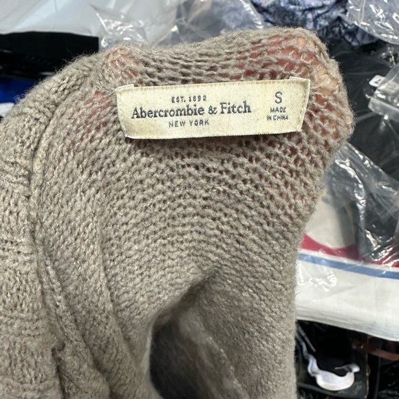 Abercrombie & Fitch Cozy Gray and Cream Women's Sweater - Picture 3 of 5